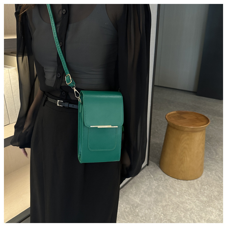 きれいめ小さめポシェット 斜め掛け軽量レザー調ミニ鞄