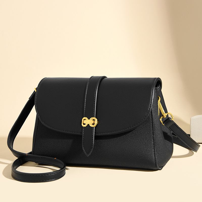 ポシェット 金具がアクセントの上質レザー切替大きめポシェット