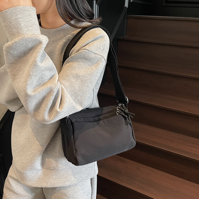 ポシェット レディース軽量ナイロン素材のシンプルショルダー