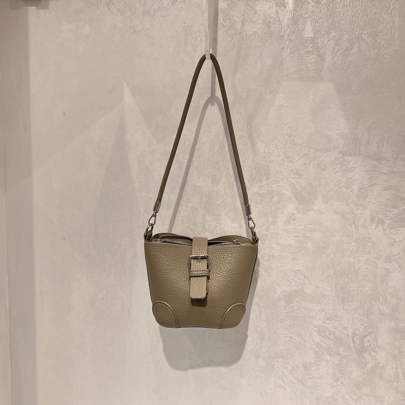 ポシェット 上品な型押しレザー小さめショルダーバッグ