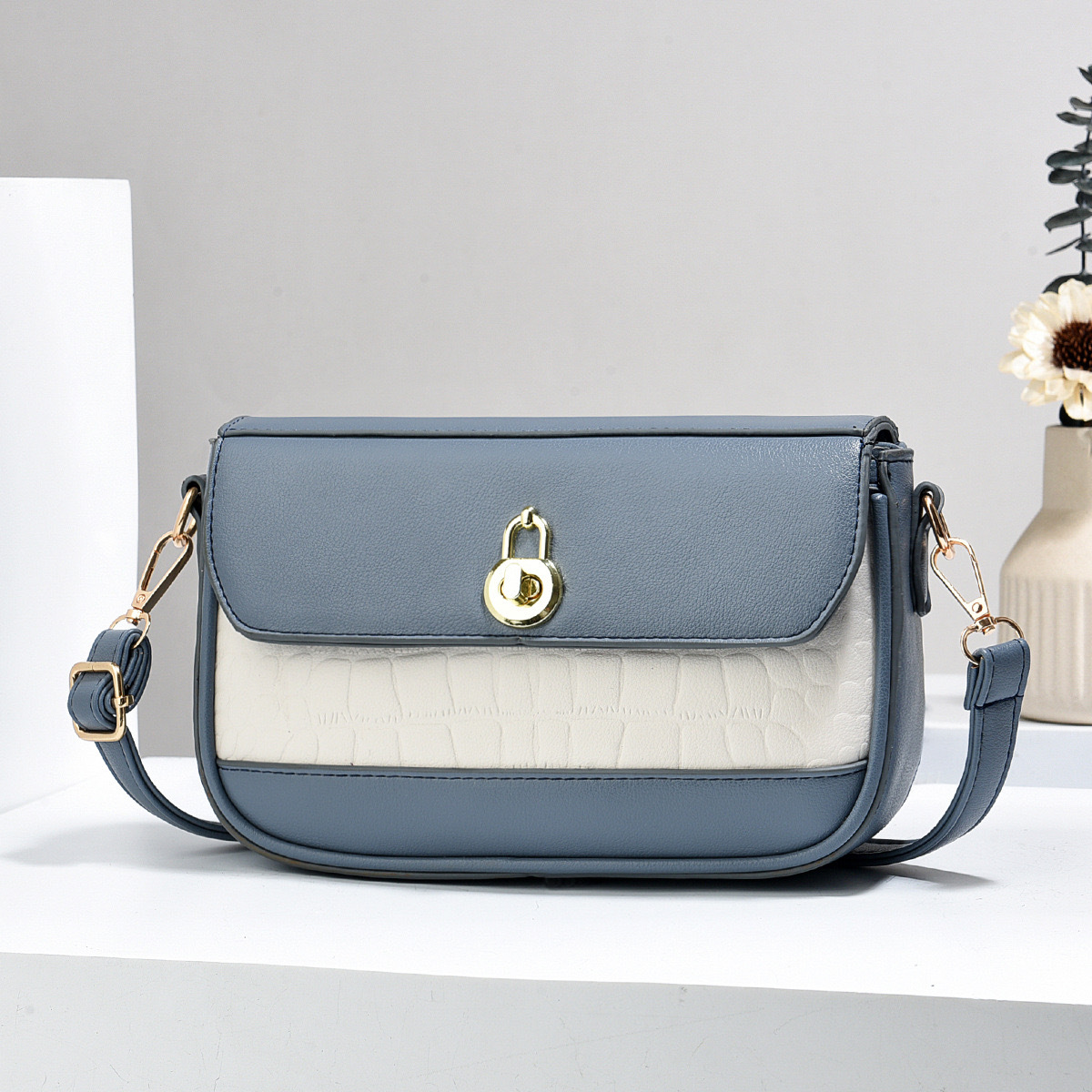 ポシェット 南京錠金具付き型押し切替大きめポシェット