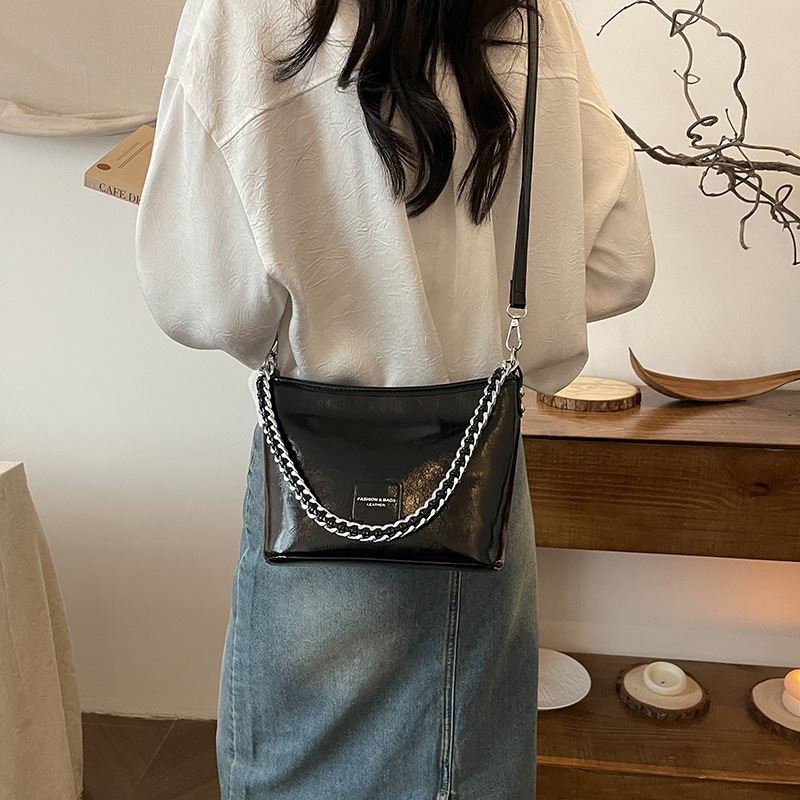 ポシェット チェーン付きレザー調斜めがけポシェット