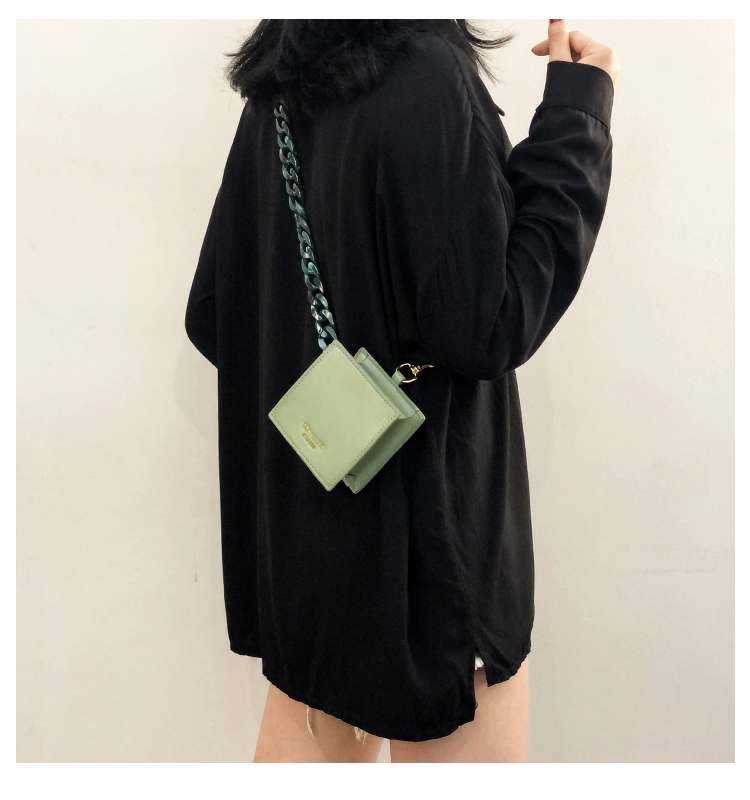 ポシェット　ミニマル四角形チェーンポシェット