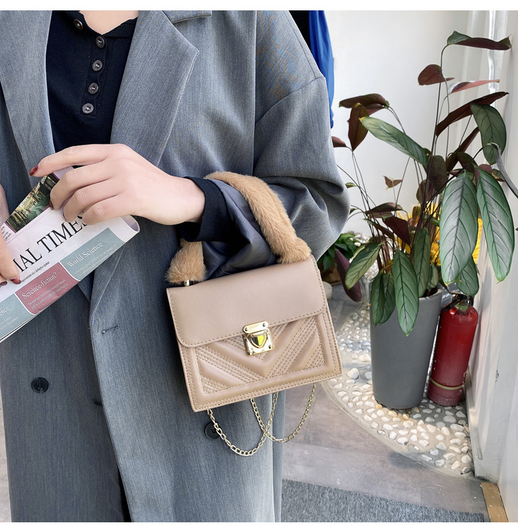 きれいめファーハンドル小さめポシェット鞄金属チェーン付き