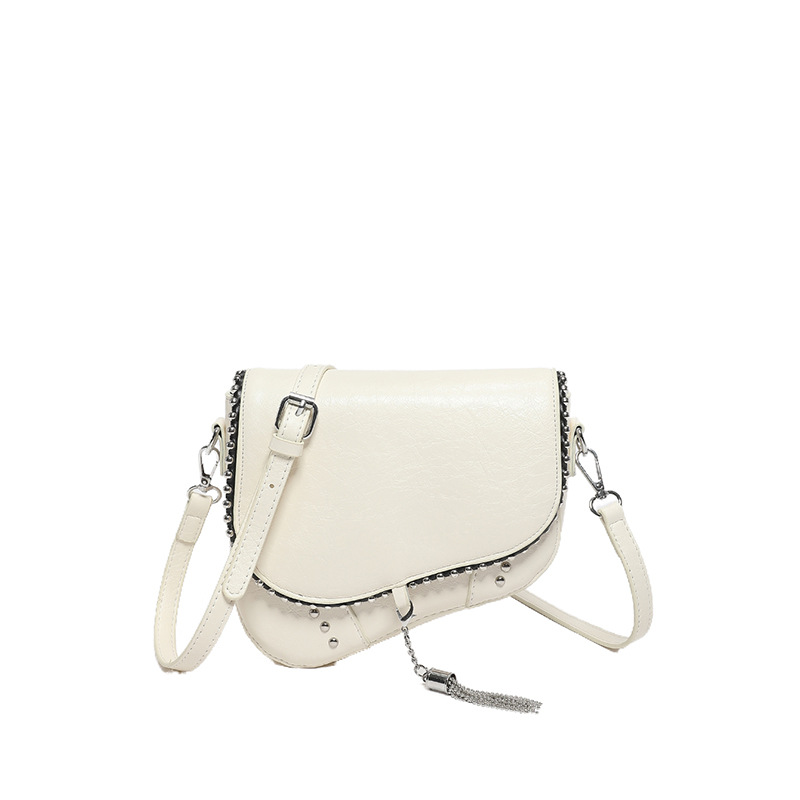 ポシェットレディース スタッズ装飾タッセル付き半円型