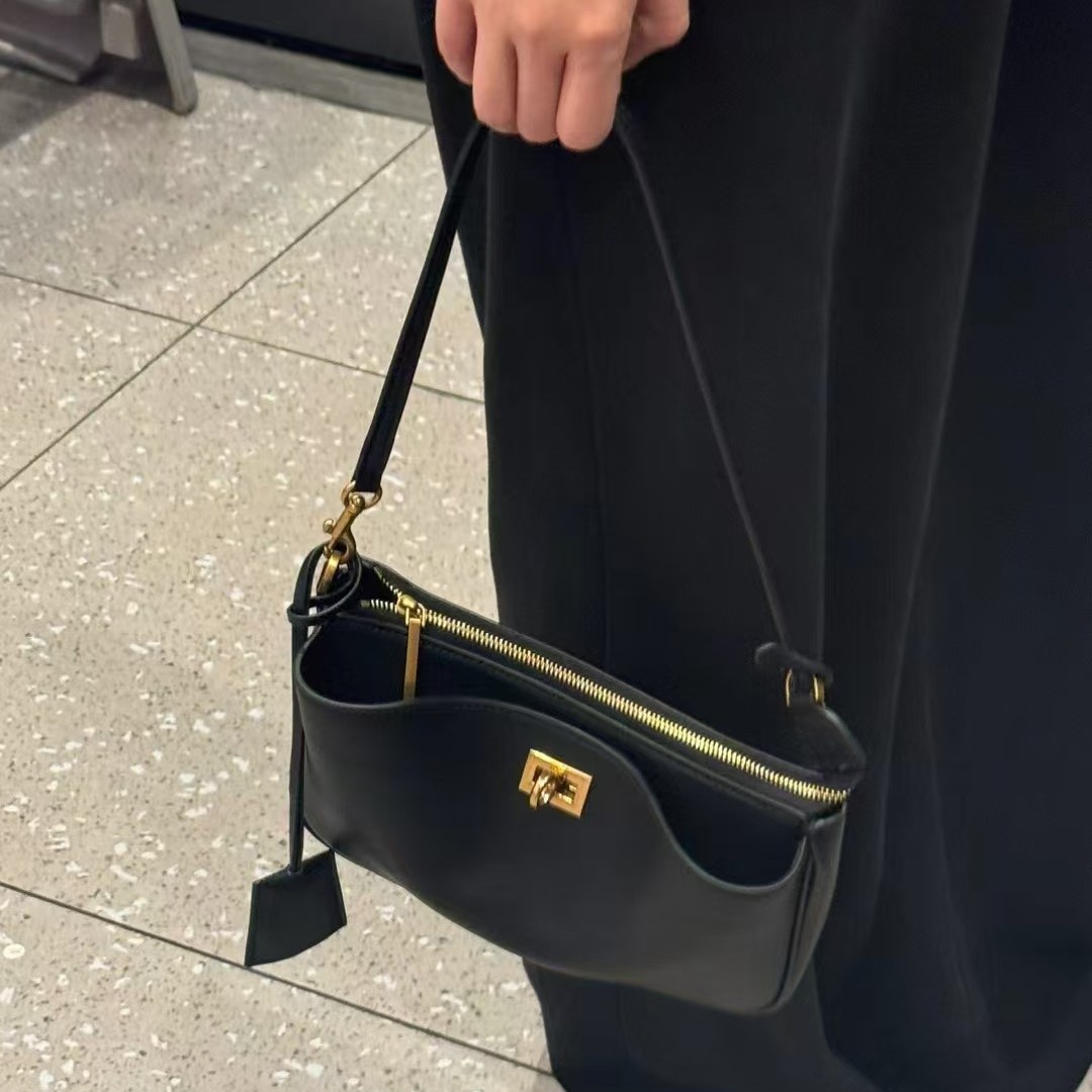 ポシェット 金具アクセント付き上質レザー調ポシェット