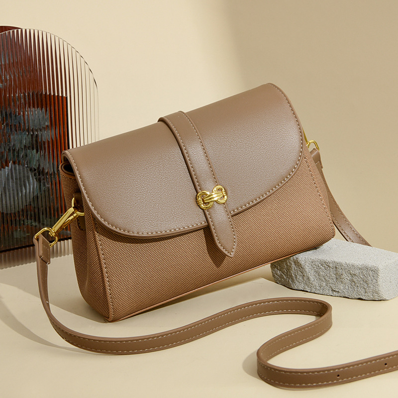 ポシェット 金具がアクセントの上質レザー切替大きめポシェット