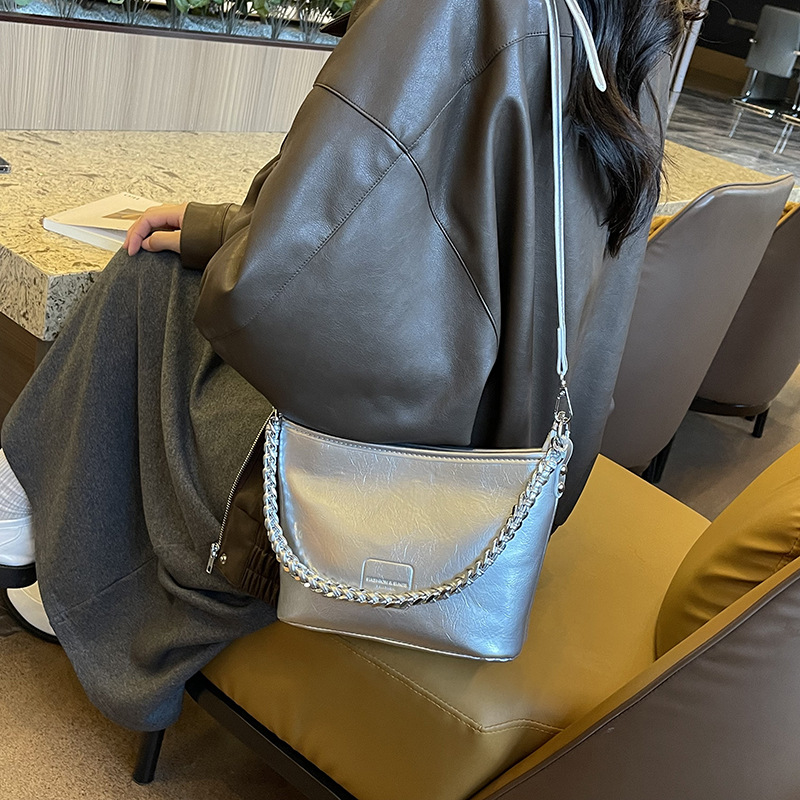 ポシェット チェーン付きレザー調斜めがけポシェット