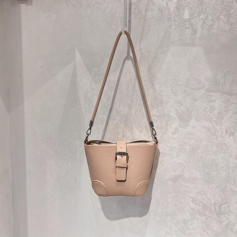 ポシェット 上品な型押しレザー小さめショルダーバッグ