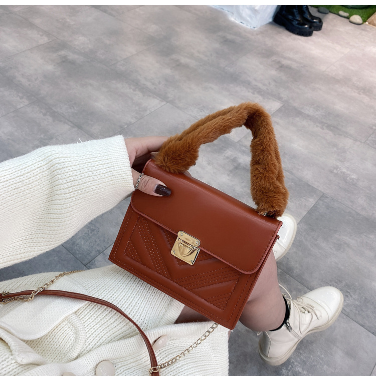 きれいめファーハンドル小さめポシェット鞄金属チェーン付き