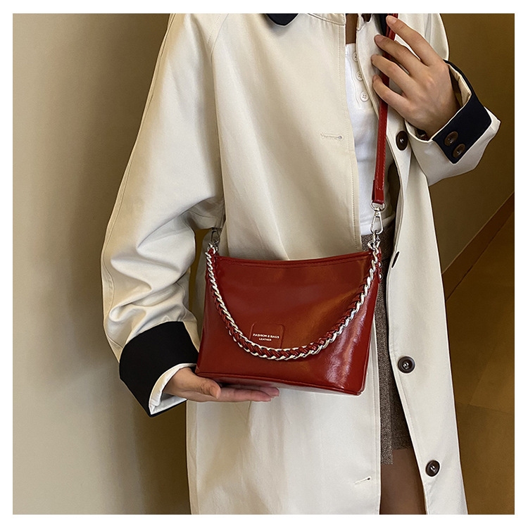 ポシェット チェーン付きレザー調斜めがけポシェット