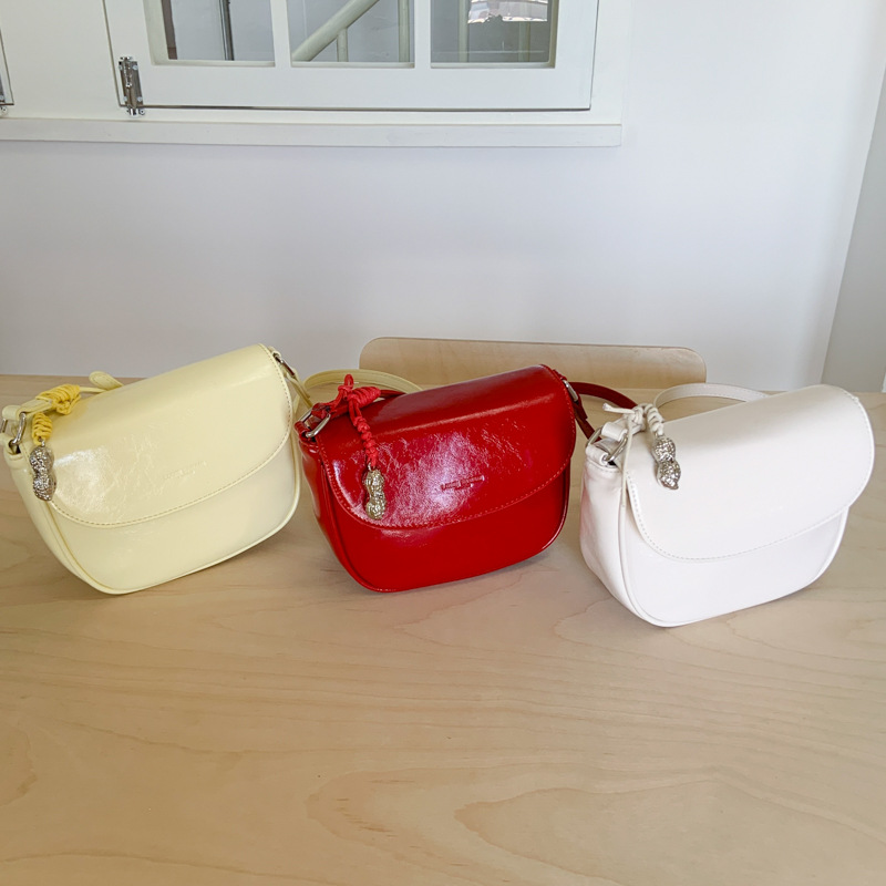 ポシェット レディース上品な艶感が魅力のコンパクトショルダーポシェット