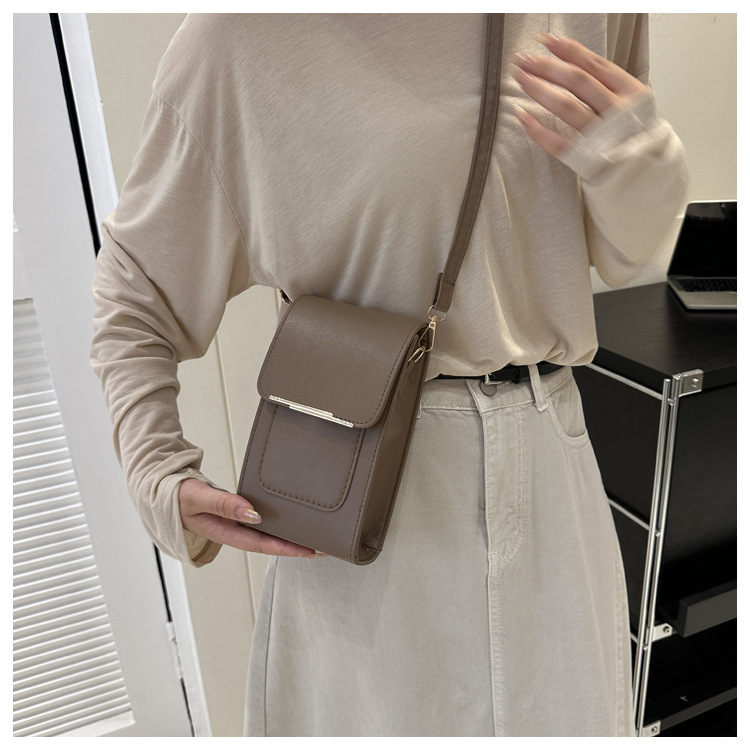 きれいめ小さめポシェット 斜め掛け軽量レザー調ミニ鞄
