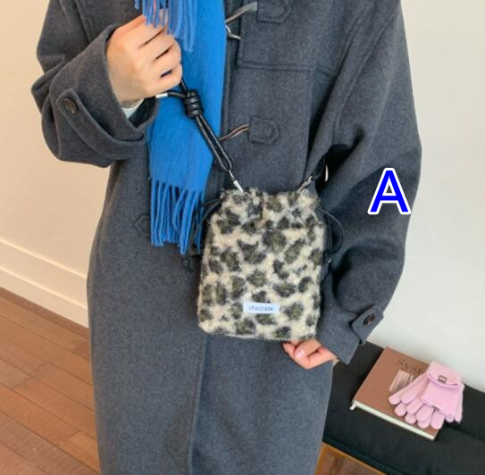 きれいめヒョウ柄起毛ポシェット斜め掛けショルダーバッグ