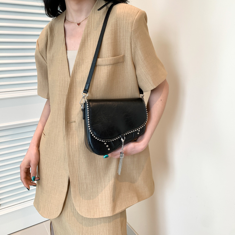 ポシェットレディース スタッズ装飾タッセル付き半円型