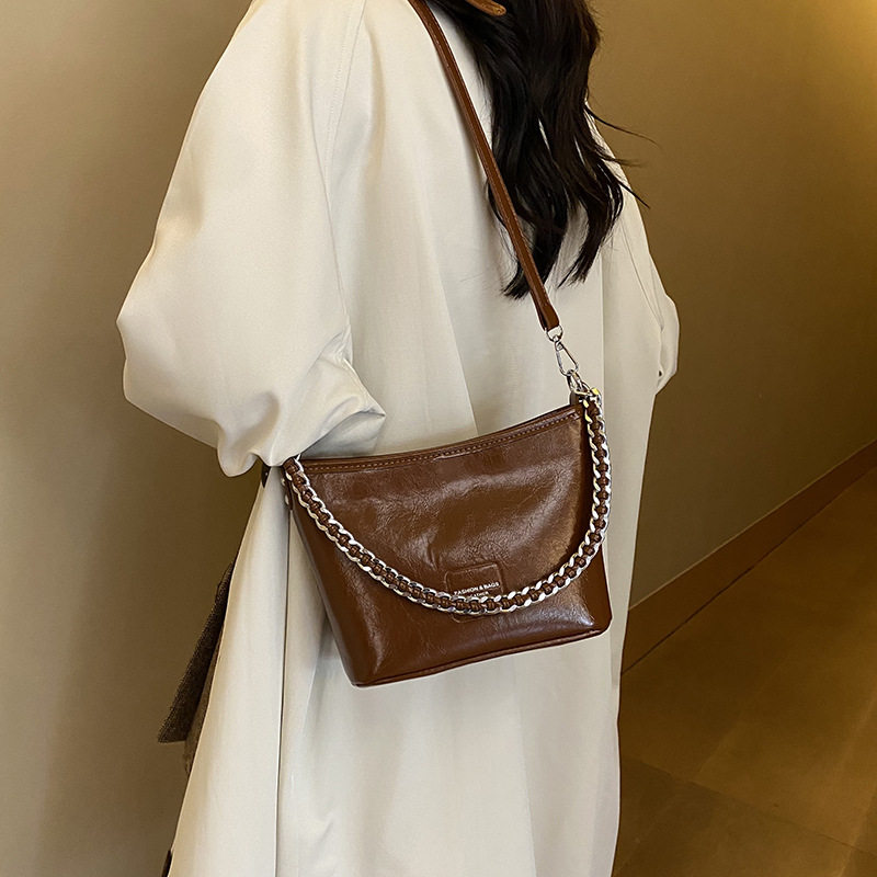 ポシェット チェーン付きレザー調斜めがけポシェット