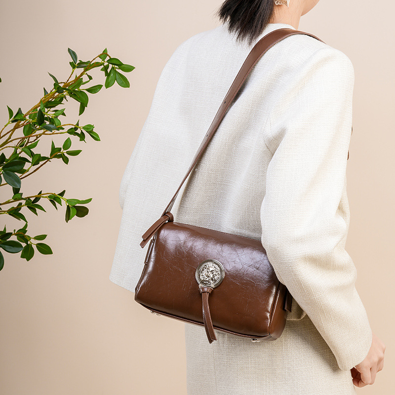 ポシェットレディース飾り金具付き合皮斜め掛け