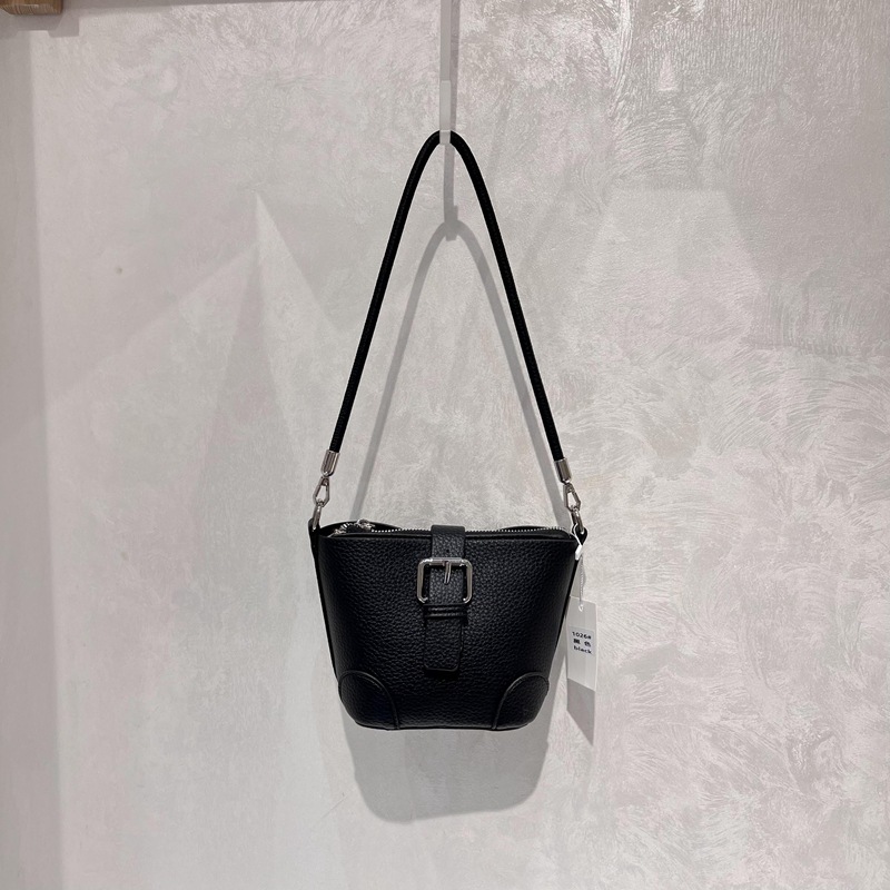 ポシェット 上品な型押しレザー小さめショルダーバッグ