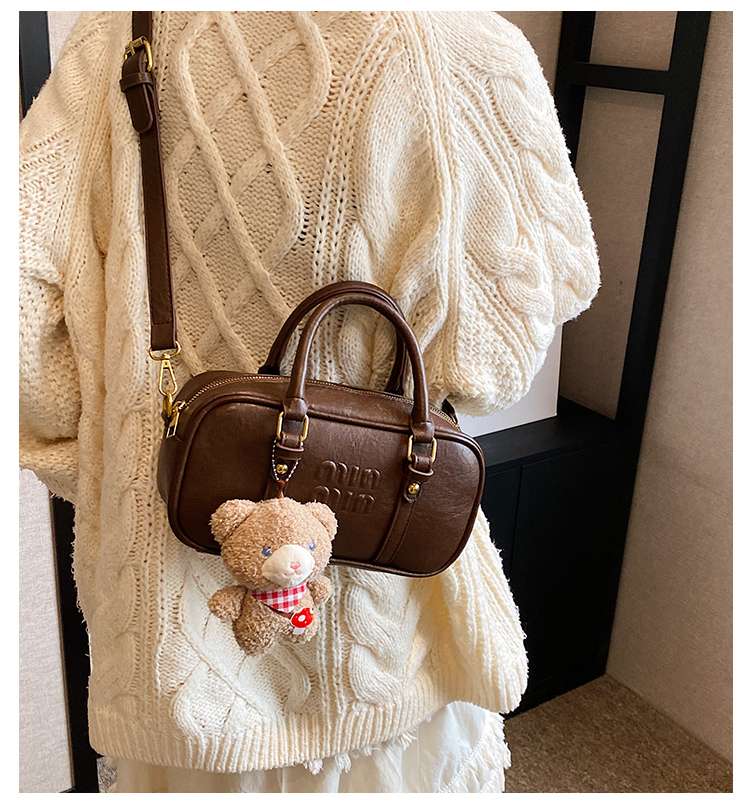 ポシェット　クマのチャーム付きミニポシェット
