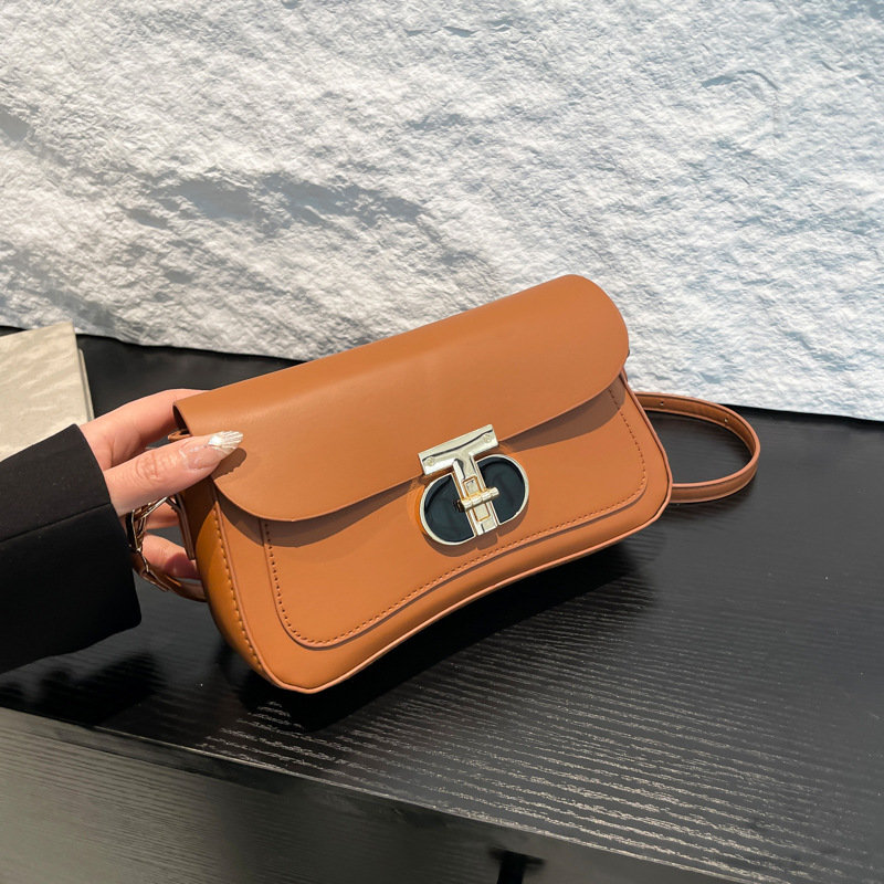 ポシェット 金具デザインが映える上質レザーポシェット大きめサイズ