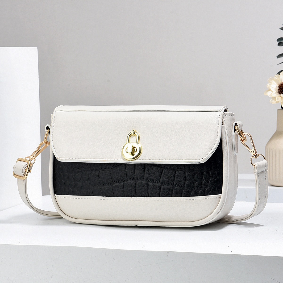 ポシェット 南京錠金具付き型押し切替大きめポシェット