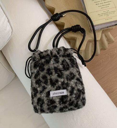 きれいめヒョウ柄起毛ポシェット斜め掛けショルダーバッグ