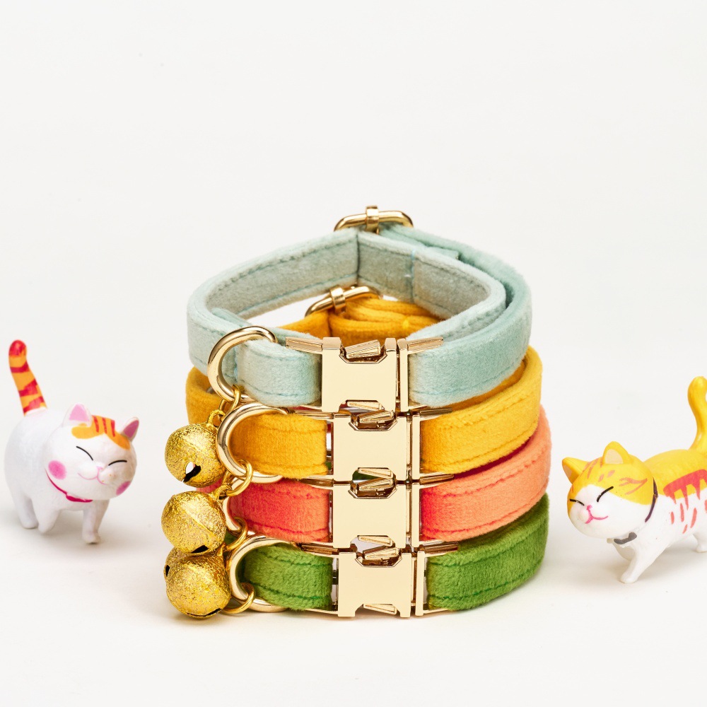 ペット用首輪 高級感のある金色バックル付き鈴付き　犬猫兼用