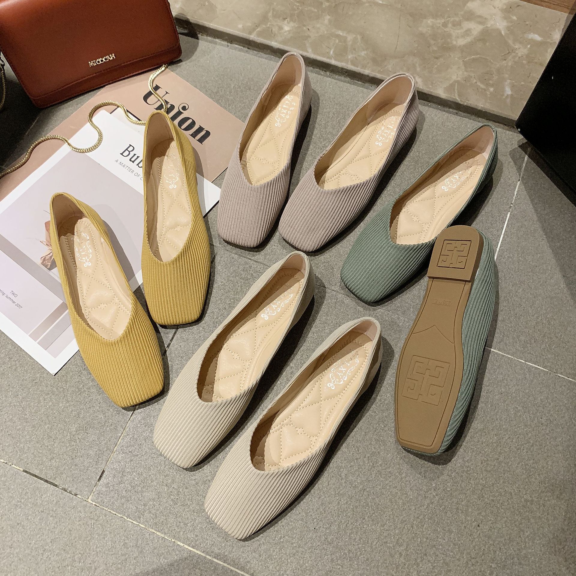 結婚式 パンプス ベージュパンプス コーデュロイ素材のスクエアトゥフラットパンプス