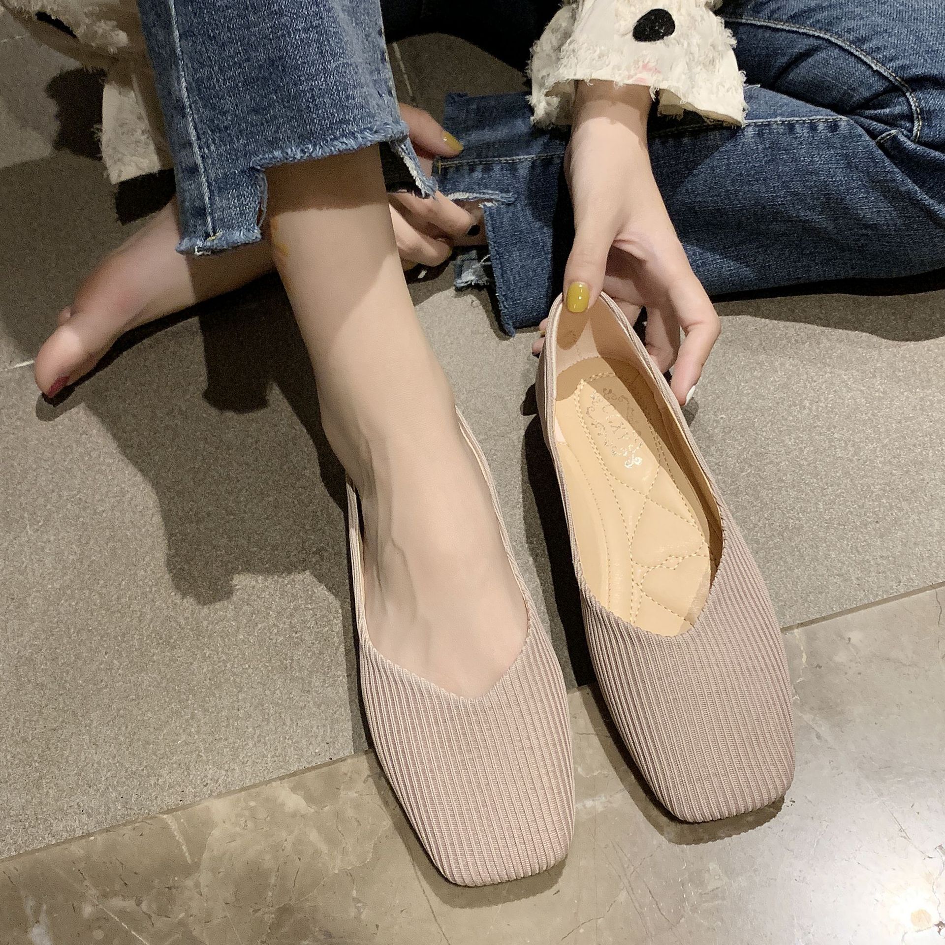結婚式 パンプス ベージュパンプス コーデュロイ素材のスクエアトゥフラットパンプス