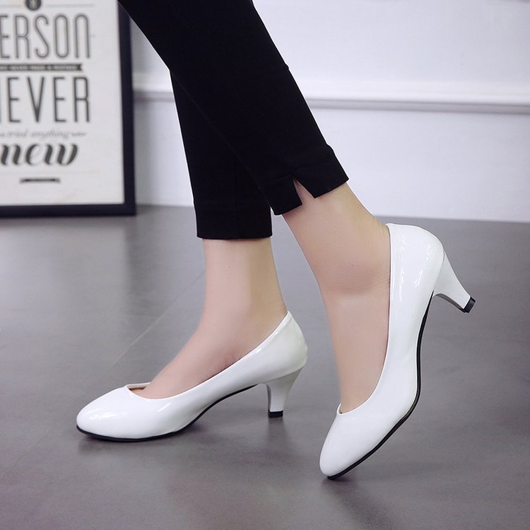 就活対応 光沢エナメル パンプス 6センチヒール 黒 ベージュ