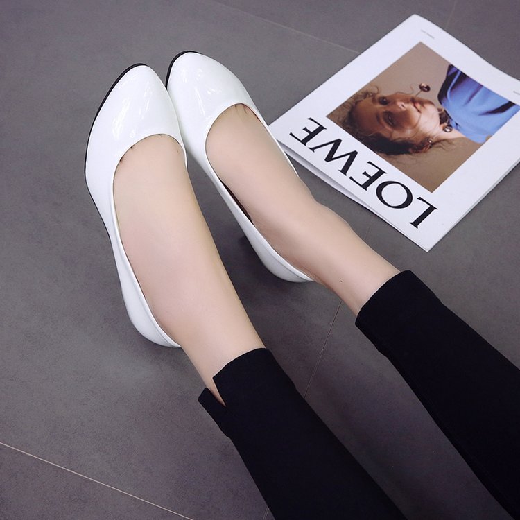 就活対応 光沢エナメル パンプス 6センチヒール 黒 ベージュ