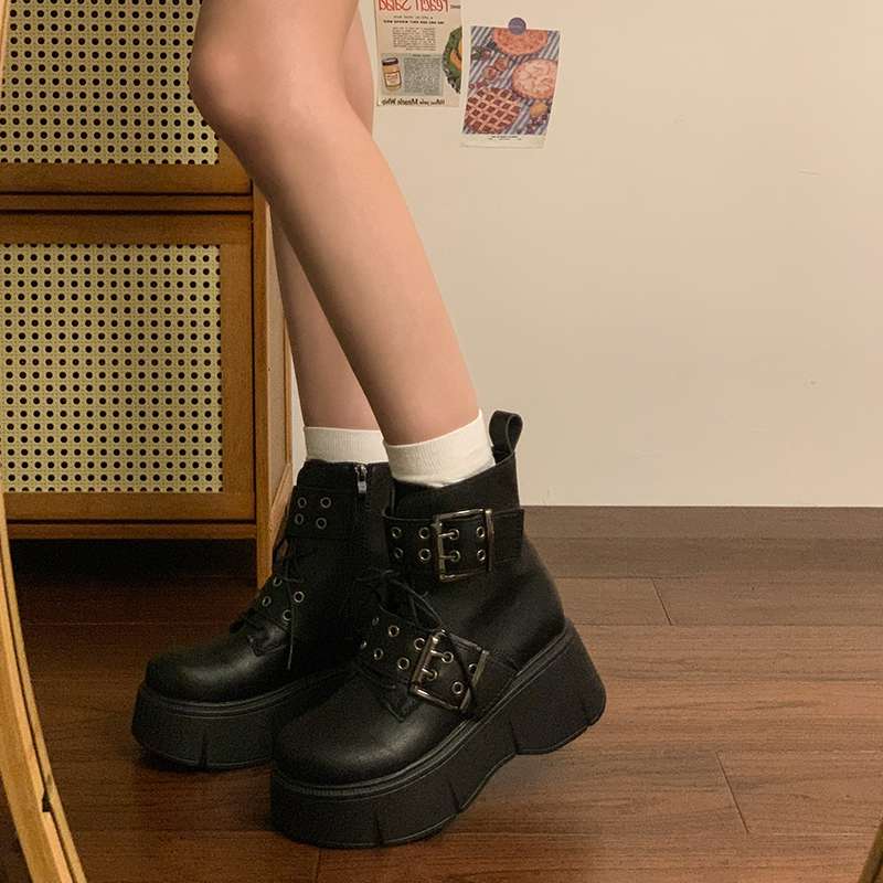 パンクファッション この画像にはスカートが写っていないため、スカートのや説明を作成することはできません。