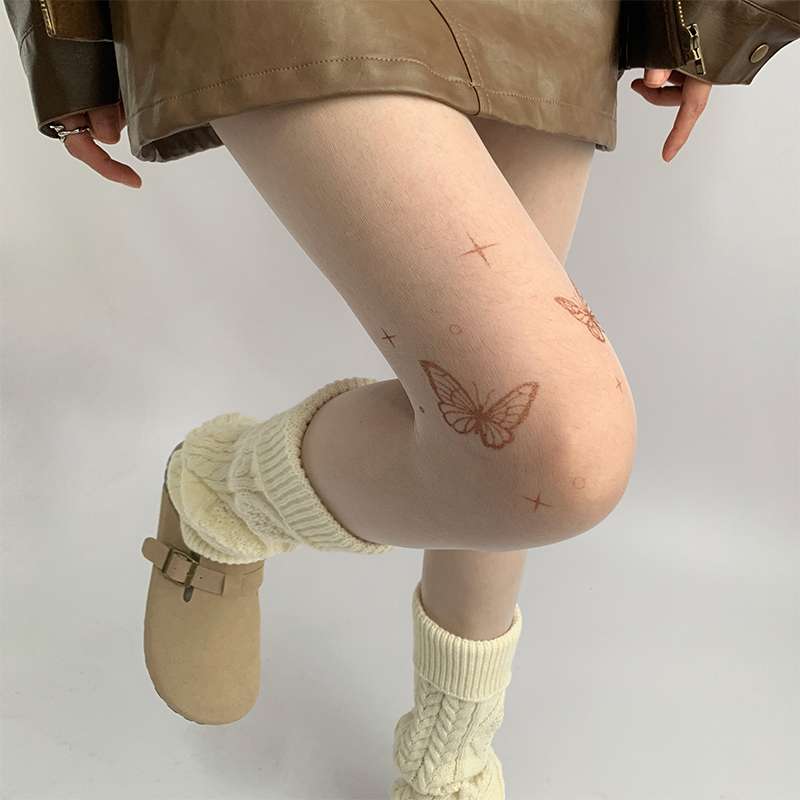 パンクファッション この画像にはソックスではなく、タトゥーシールのようなものが写っているため、ご要望の通りにソックスのや説明を作成するのは適切ではありません。画像には蝶のタトゥーシールが脚に貼られている様子が写っています。
