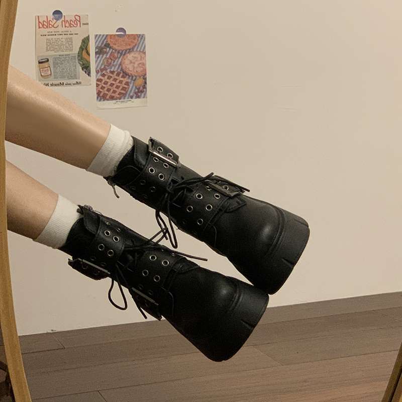 パンクファッション この画像にはスカートが写っていないため、スカートのや説明を作成することはできません。