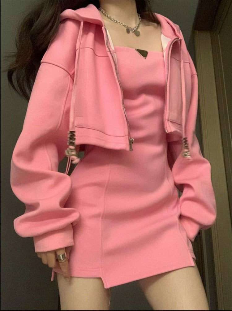 パンクファッション 画像には2つの異なるスタイルのトップスが写っているため、それぞれについてと説明を作成します。