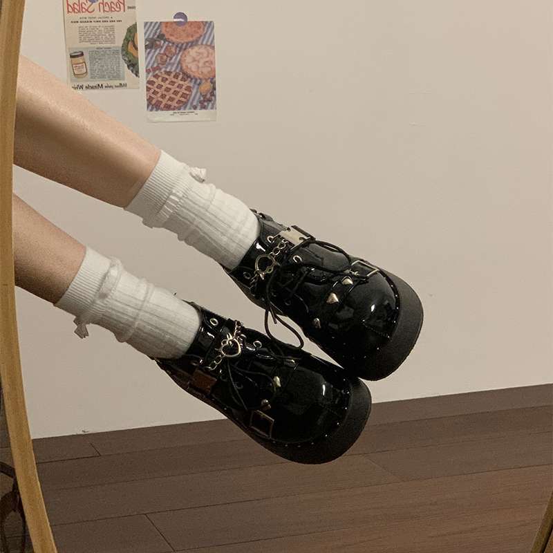 パンクファッション 申し訳ありませんが、この画像にはスカートが写っていません。画像には厚底のブーツと白いソックスを履いた足が写っています。スカートのや説明を作成することはできません。