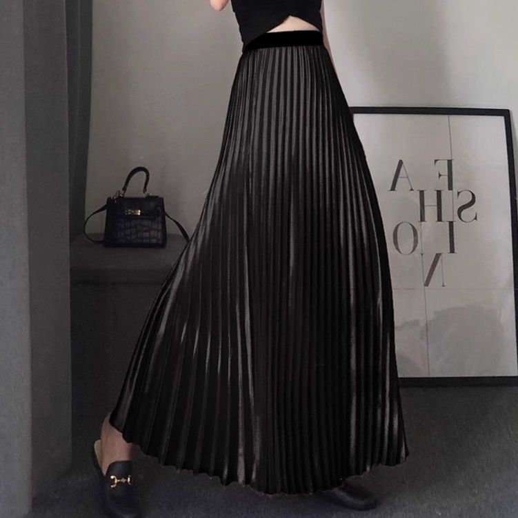 光沢感が美しいサテンプリーツロングスカート