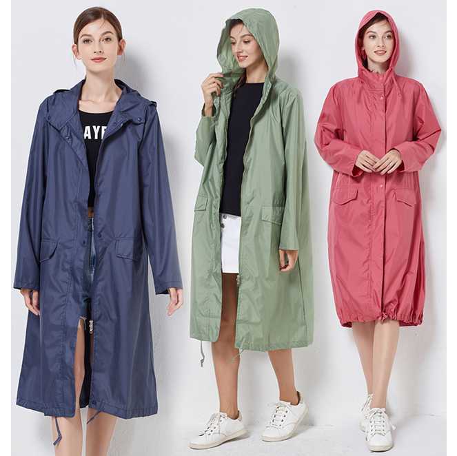 スーツ姿も美しく保つ!レディースのオフィス向け雨具コート5選