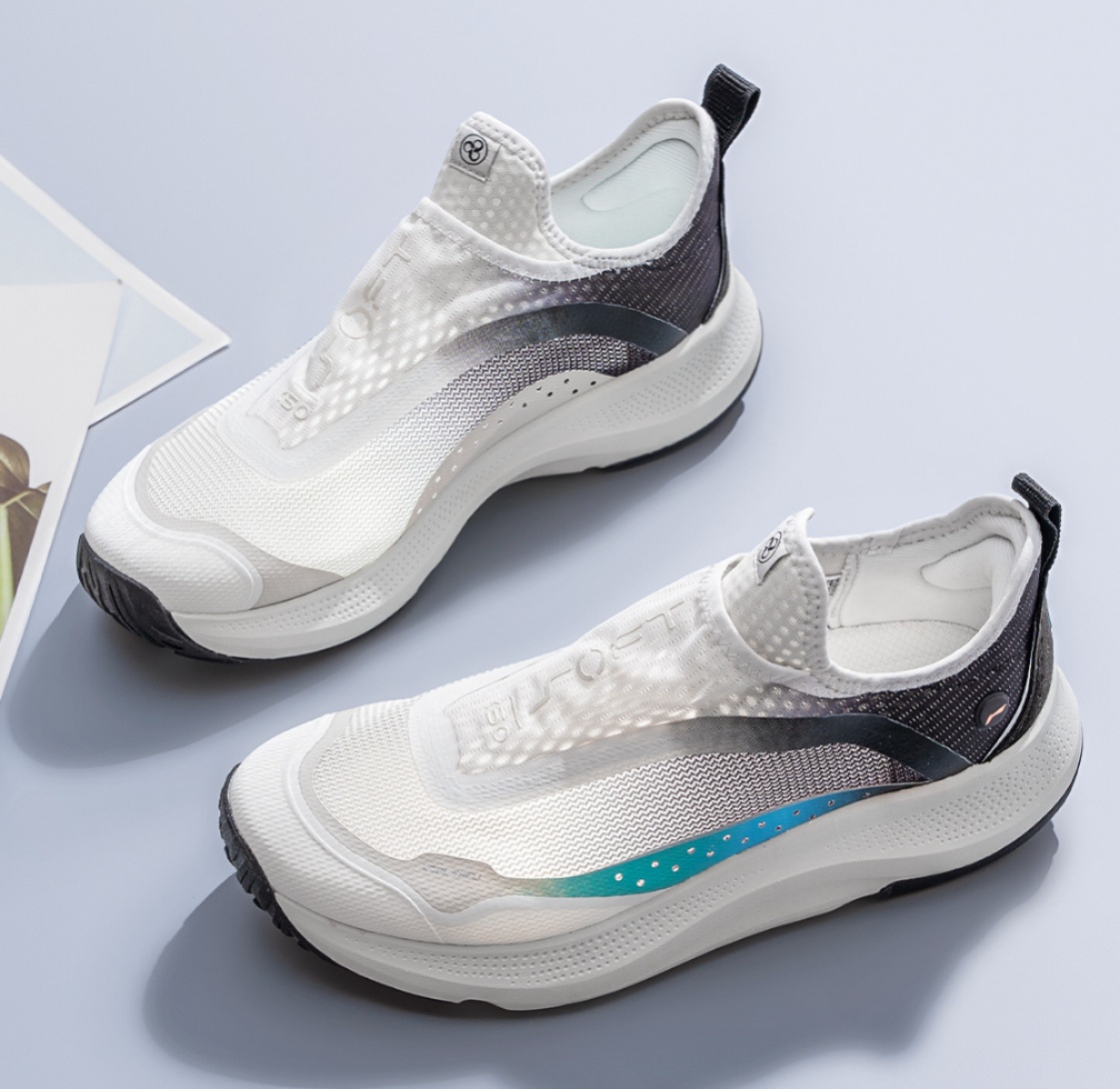 疾風なびく軽量ランニングシューズ