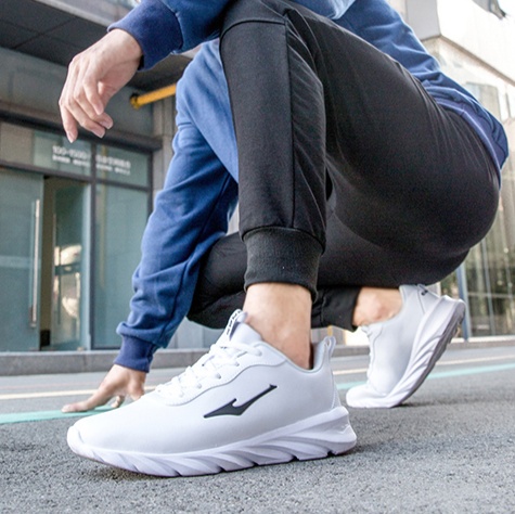 軽量波形ソールランニングシューズ
