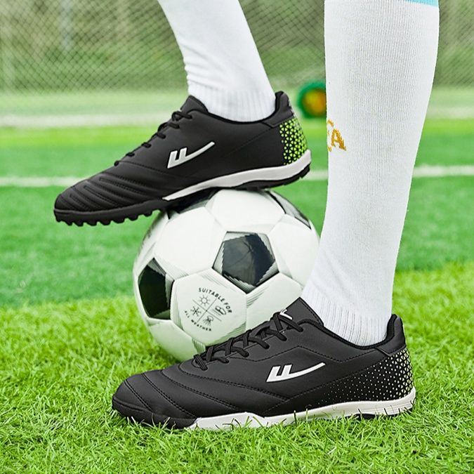 プロ仕様の耐久性 サッカーの練習にも活躍するランニングシューズ