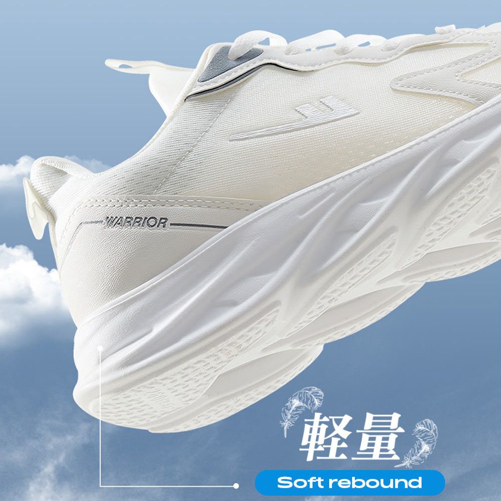 ランニングシューズ 空飛ぶ雲のような軽量ランナー