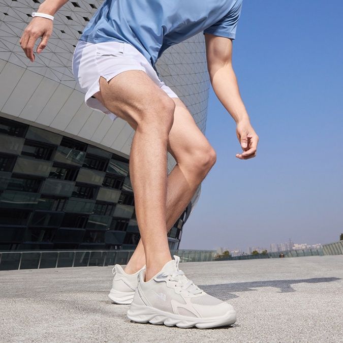 ランニングシューズ 空飛ぶ雲のような軽量ランナー