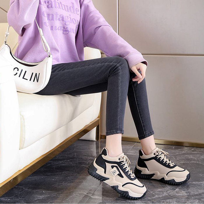 厚底ランニングシューズ レディース 美脚効果 紐靴タイプ