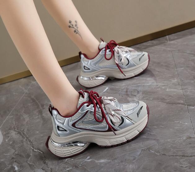レディース厚底ランニングシューズ白赤