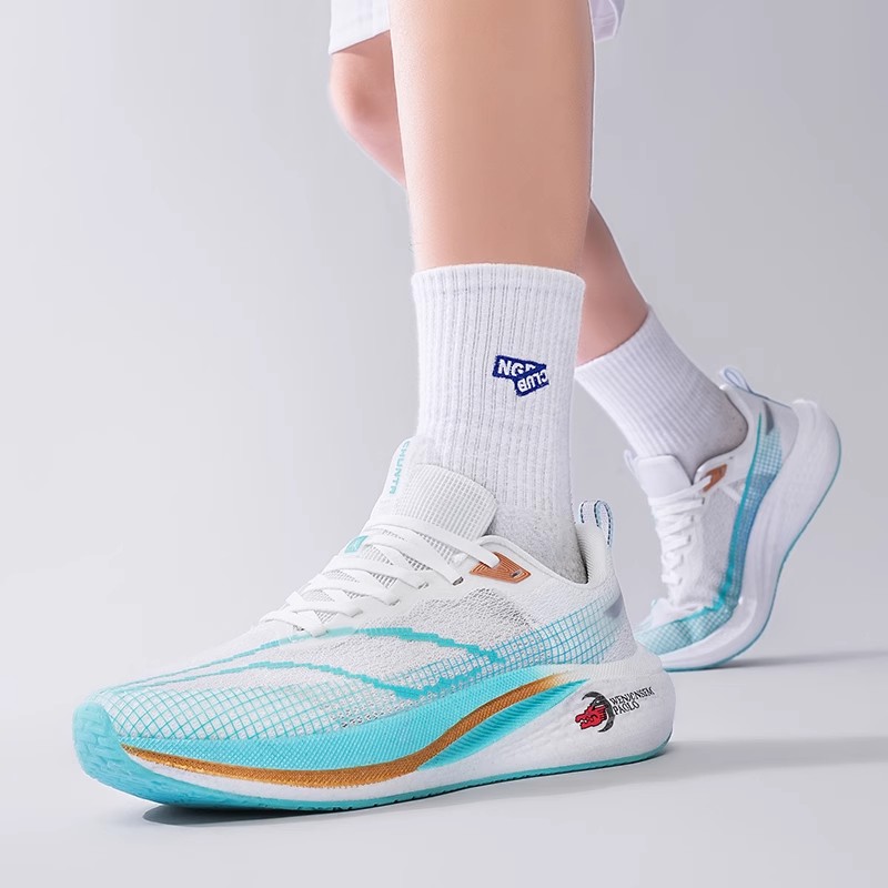 ランニングシューズ 瞬速反発クッション走行靴