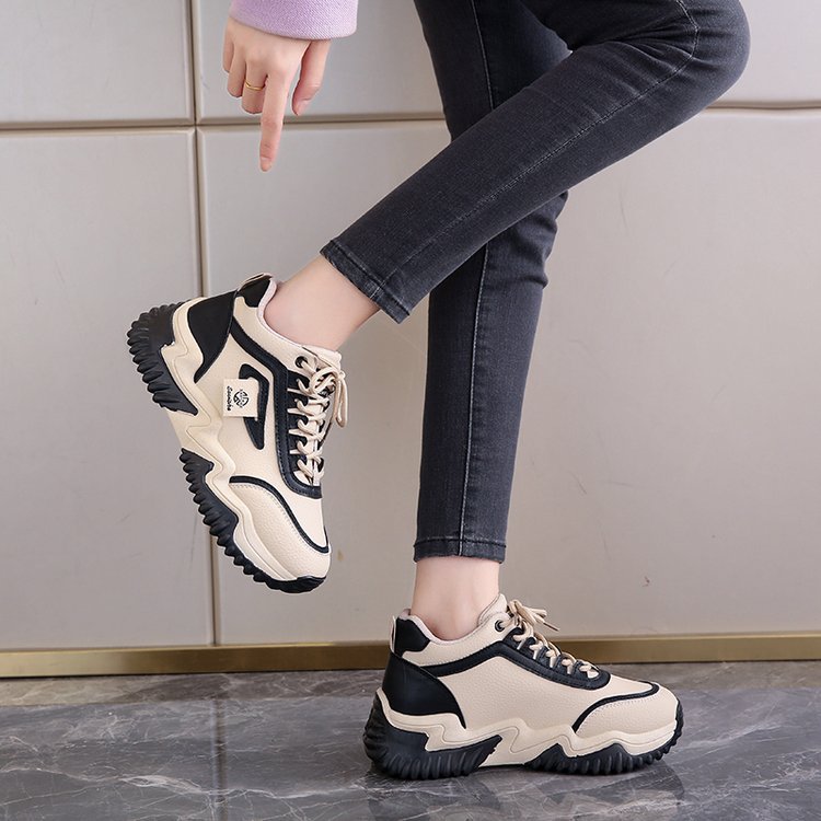 厚底ランニングシューズ レディース 美脚効果 紐靴タイプ