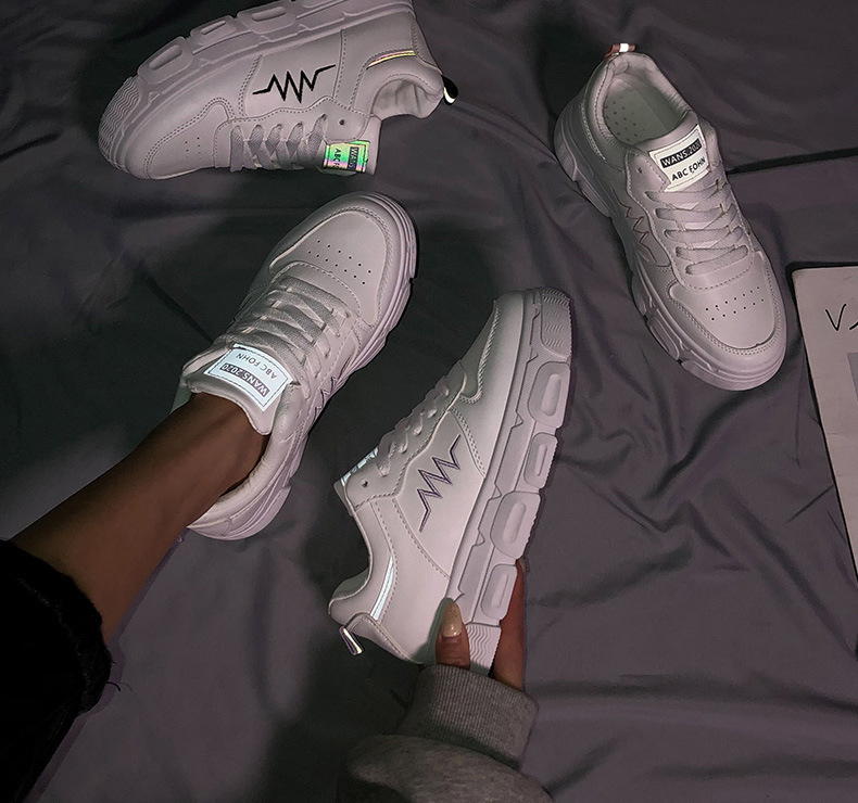 軽量ランニングシューズ 通気性 夜光ラベル付き