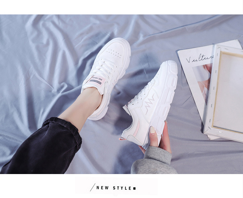 軽量ランニングシューズ 通気性 夜光ラベル付き