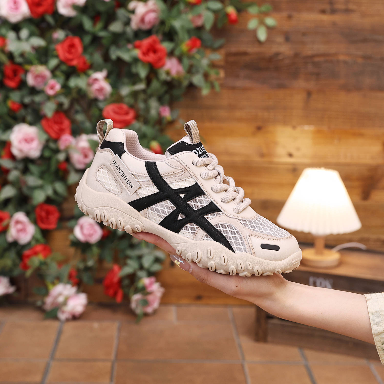 2025新作 軽量通気性ランニングシューズ メッシュ素材